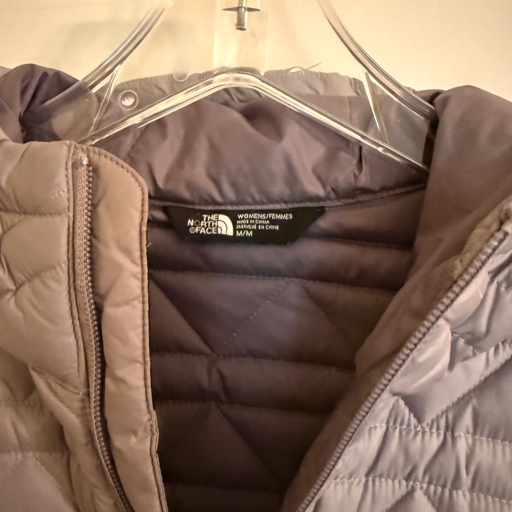 The North Face Women's Light Gray Hooded Puffer Jacket - Picture 2 of 7